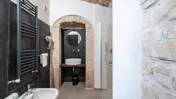 Regadera, secadora de cabello, bidet, toallas