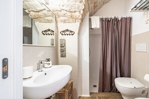 Douche, articles de toilette (gratuits), séchoir à cheveux