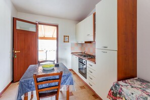 Kjøleskap, ovn, kokeplater og høy barnestol