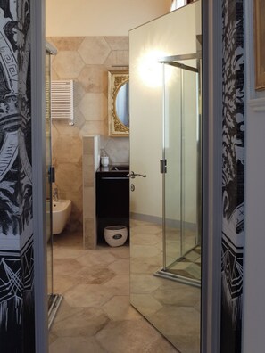 Kostenlose Toilettenartikel, Haartrockner, Bidet, Handtücher
