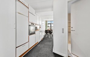 Køleskab, mikrobølgeovn, ovn, kogeplade