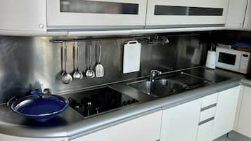 Microondas, horno, parrilla de estufa y lavavajillas