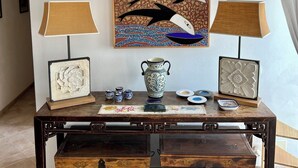 A wooden desk with two lamps, a vase, and decorative items. - The Cornucopia by the Sea  (Ponza)