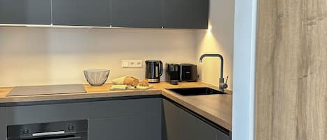 Fridge, oven, stovetop, dishwasher