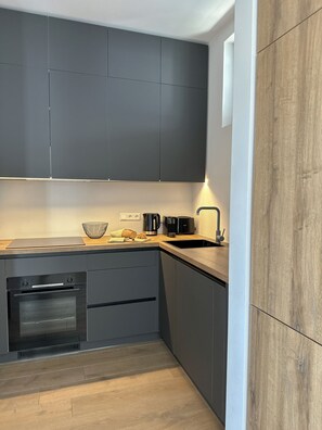 Réfrigérateur, un four, surface de cuisson, lave-vaisselle