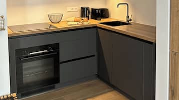 Kjøleskap, ovn, kokeplater og oppvaskmaskin