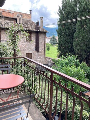 Outdoor dining - Appartamento per due Proprio Dietro la Basilica di Santa Maria Degli Angeli (Santa Maria degli Angeli)
