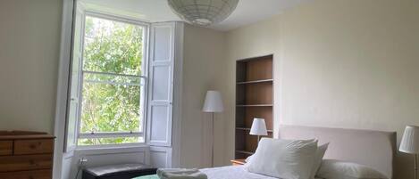 3 عدّة غرف نوم ومكواة/لوح كي وواي فاي وملاءات أسرّة