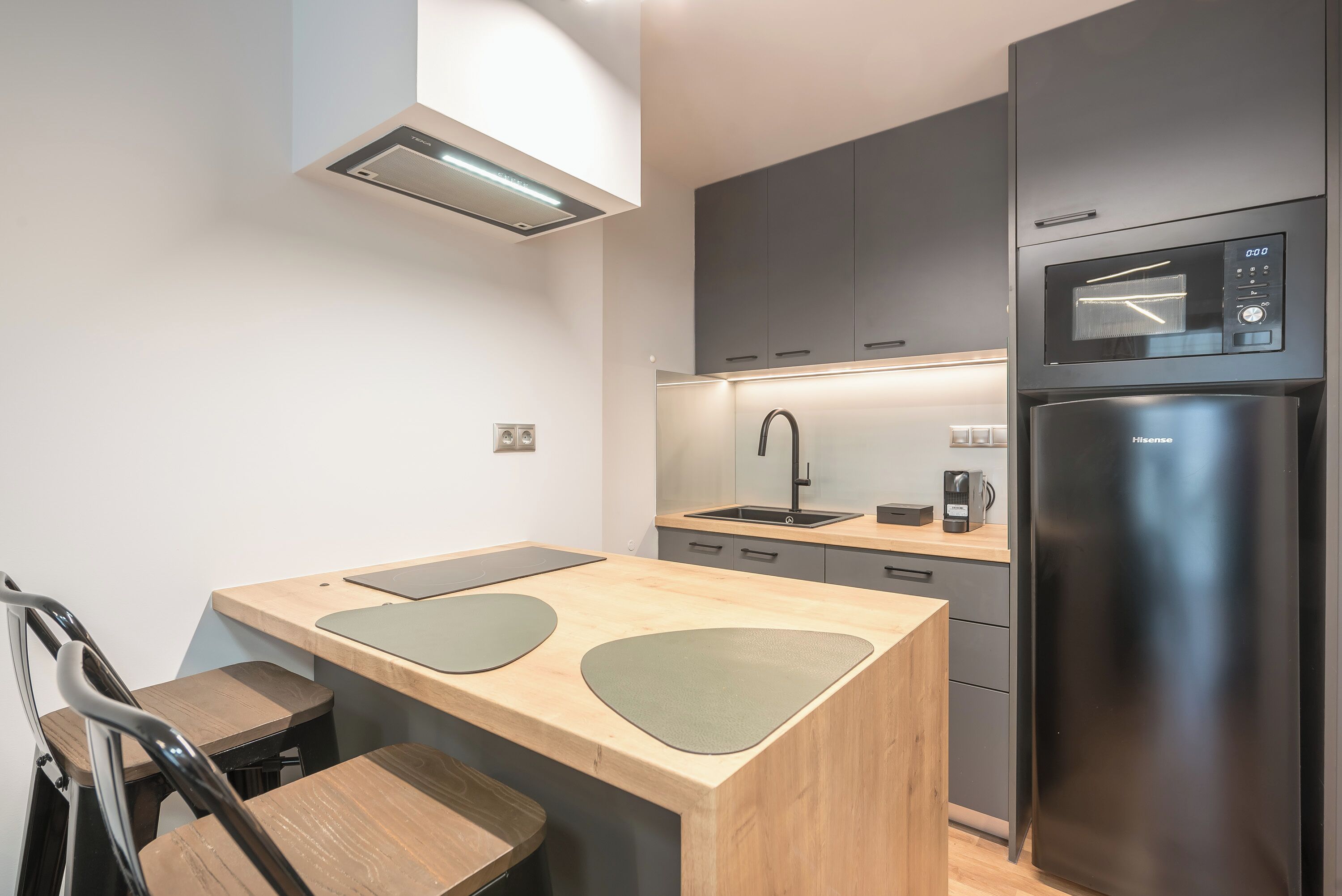 Comfort Apartment, City View | Private kitchen | Espresso maker, coffee/tea maker, electric kettle, dining tables