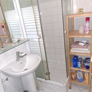 Haartrockner, Handtücher, Seife, Toilettenpapier