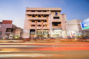 Front of property - ADIKA HOTEL BAHTERA (Balikpapan)