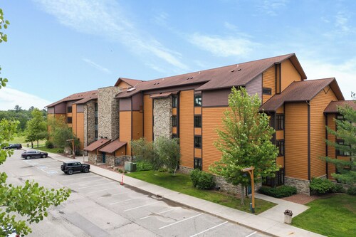 Villa Life - Updated Condo Sleeps 8 with Jacuzzi!