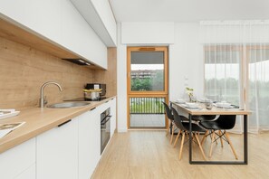 Appartement, 2 chambres, balcon | Cuisine privée | Réfrigérateur, micro-ondes, four, plaque de cuisson