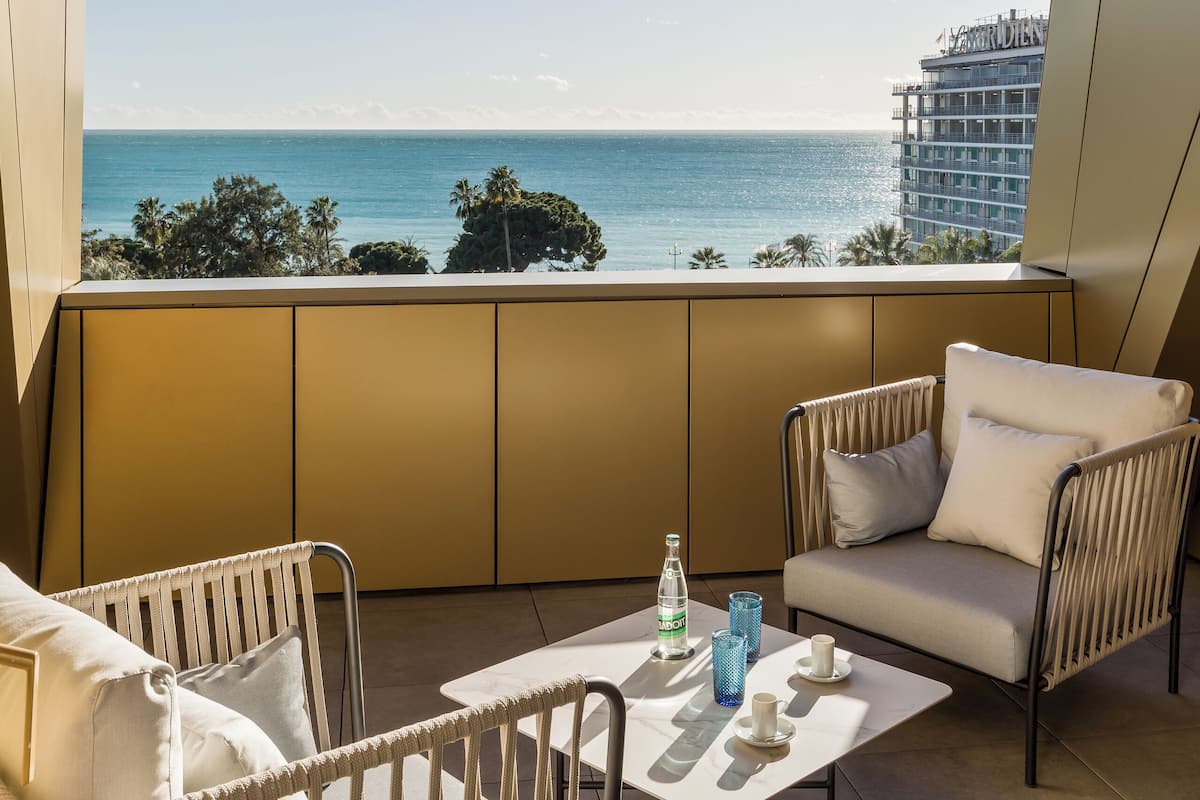 Sengetøy av topp kvalitet, minibar, individuelt dekorert og skrivebord