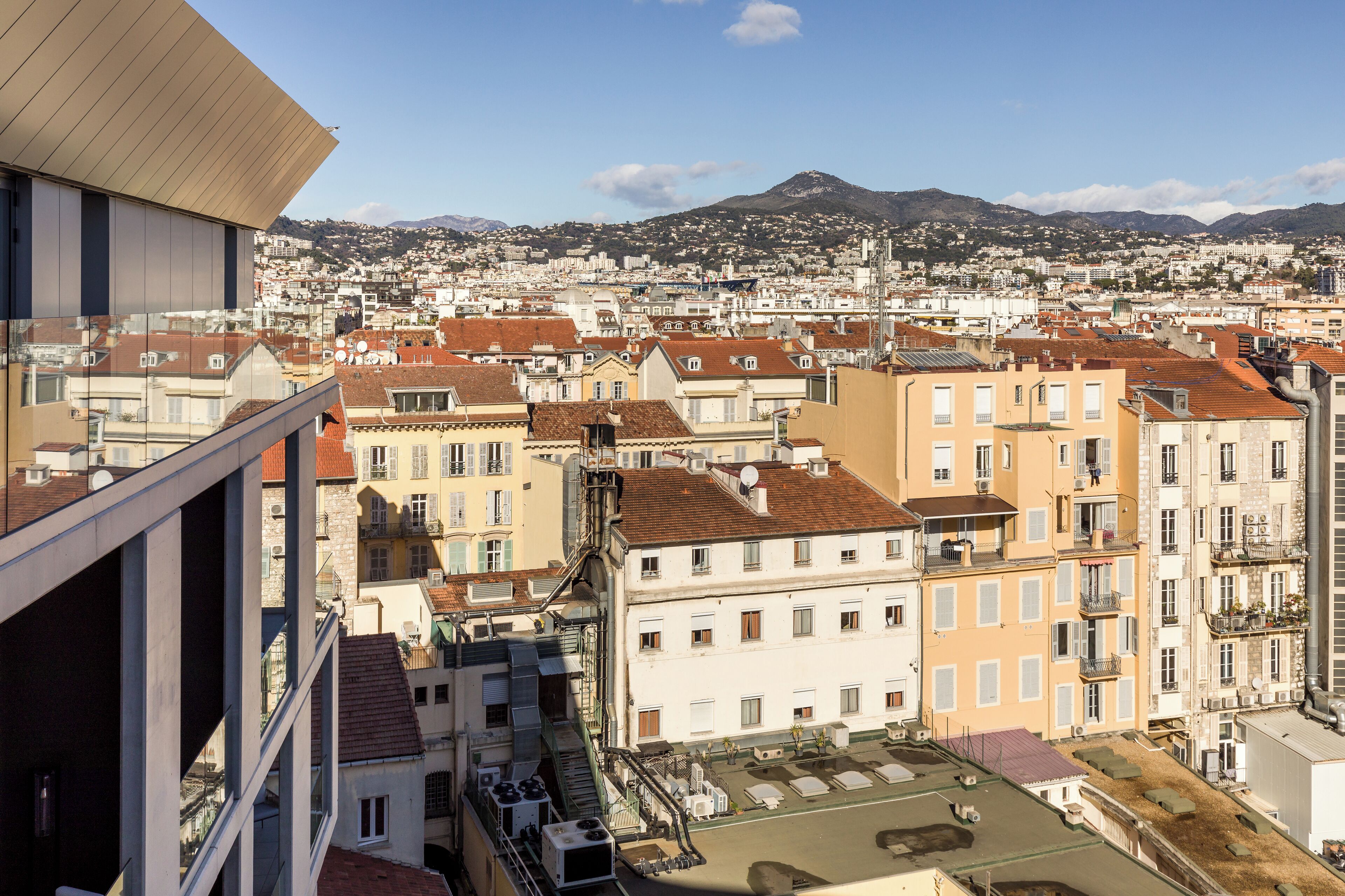 Un paisaje urbano con vistas a edificios y una montaña al fondo.