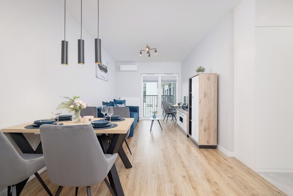 1 bedroom, desk, laptop workspace, bed sheets - Kiełkowskiego Apartment by Renters (Kraków)