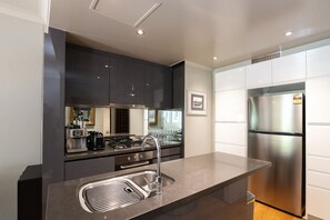 Kühlschrank, Mikrowelle, Ofen, Herdplatte