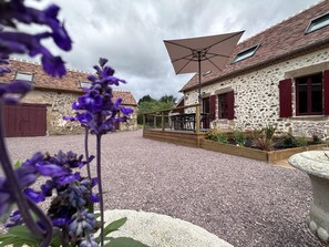 Terrace/patio - Espinasse Cottage: Bucolic Charm, Pets Welcome (Bourbon-l'Archambault)
