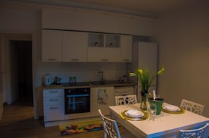Réfrigérateur, four, plaque de cuisson, cafetière/bouilloire