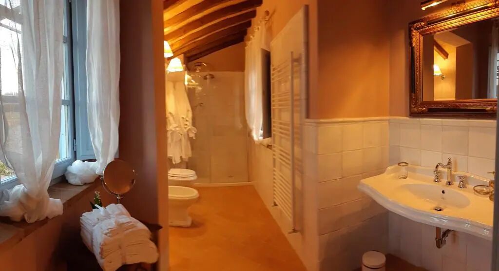 Ein Badezimmer mit Waschbecken, Spiegel und Dusche.
