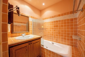 Haartrockner, Bidet, Handtücher, Seife