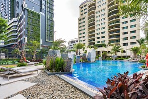 2 piscinas externas, funciona das 7h às 20h, barracas de cortesia