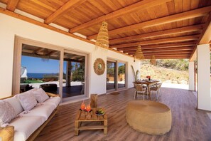 屋外ダイニングエリア