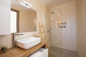シャワー、ヘアドライヤー、タオル、石鹸