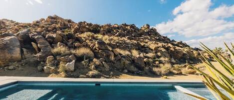 حمّام سباحة مُدفَّأ