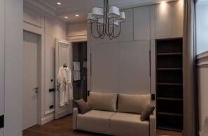 Apartemen Mewah | Ruang kerja ramah laptop, tirai kedap cahaya, dan kedap suara