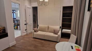 Espacio para trabajar con laptop y cortinas blackout