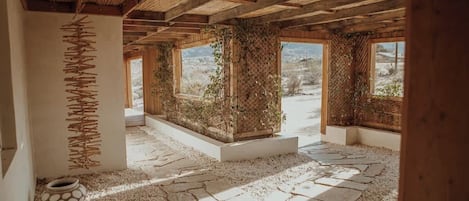 المنشأة من الداخل