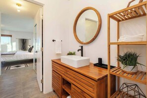 3 makuuhuonetta, silitysrauta/-lauta, vauvan matkasänky, Wi-Fi