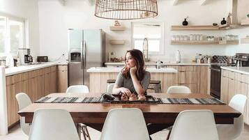 Geladeira, micro-ondas, fogão, cooktop