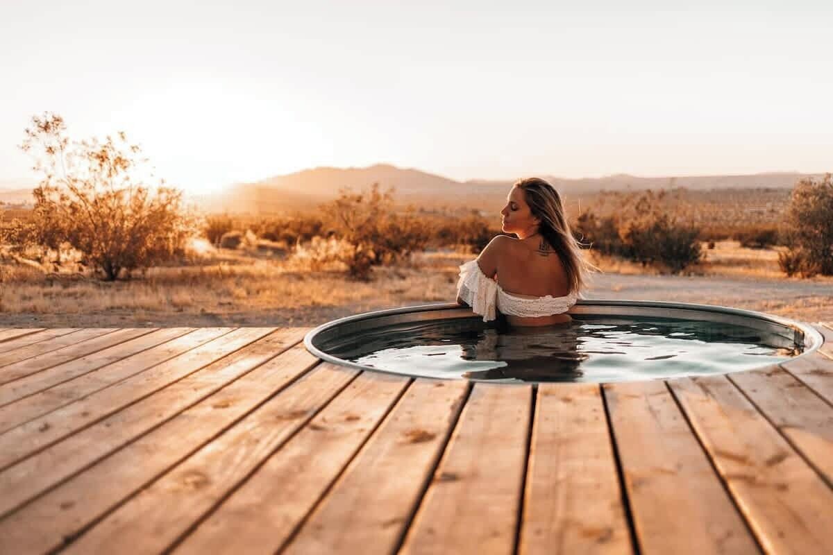 Outdoor spa tub