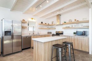 Fridge, microwave, oven, stovetop - The Moondance By The Cohost Company (Joshua Tree)