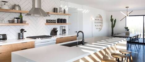 Een koelkast, een microgolfoven, een oven, een kookplaat