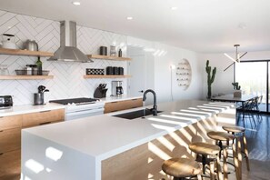 Fridge, microwave, oven, stovetop - Zebra Shadow · Boulder Views, Hot Tub, Sauna (Joshua Tree)