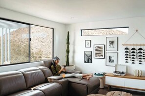 Interior - Zebra Shadow · Boulder Views, Hot Tub, Sauna (Joshua Tree)