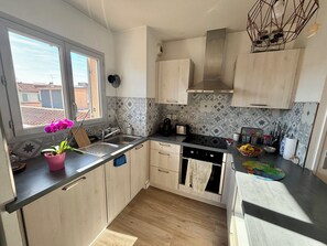 Geladeira, micro-ondas, fogão, cooktop