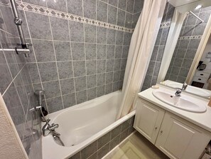 Bathroom - Tout équipé, parking, clim, WiFi (La Seyne-sur-Mer)