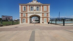 Un bâtiment historique doté d’une horloge, d’une entrée en arc de cercle et d’une enseigne indiquant qu’il s’agit d’un musée maritime.