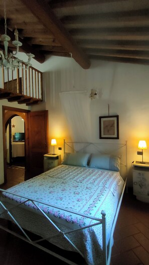 2 bedrooms, iron/ironing board, WiFi, bed sheets - Lella's House -romantic detached cottage in the countryside-15 minutes from the sea (Riparbella)