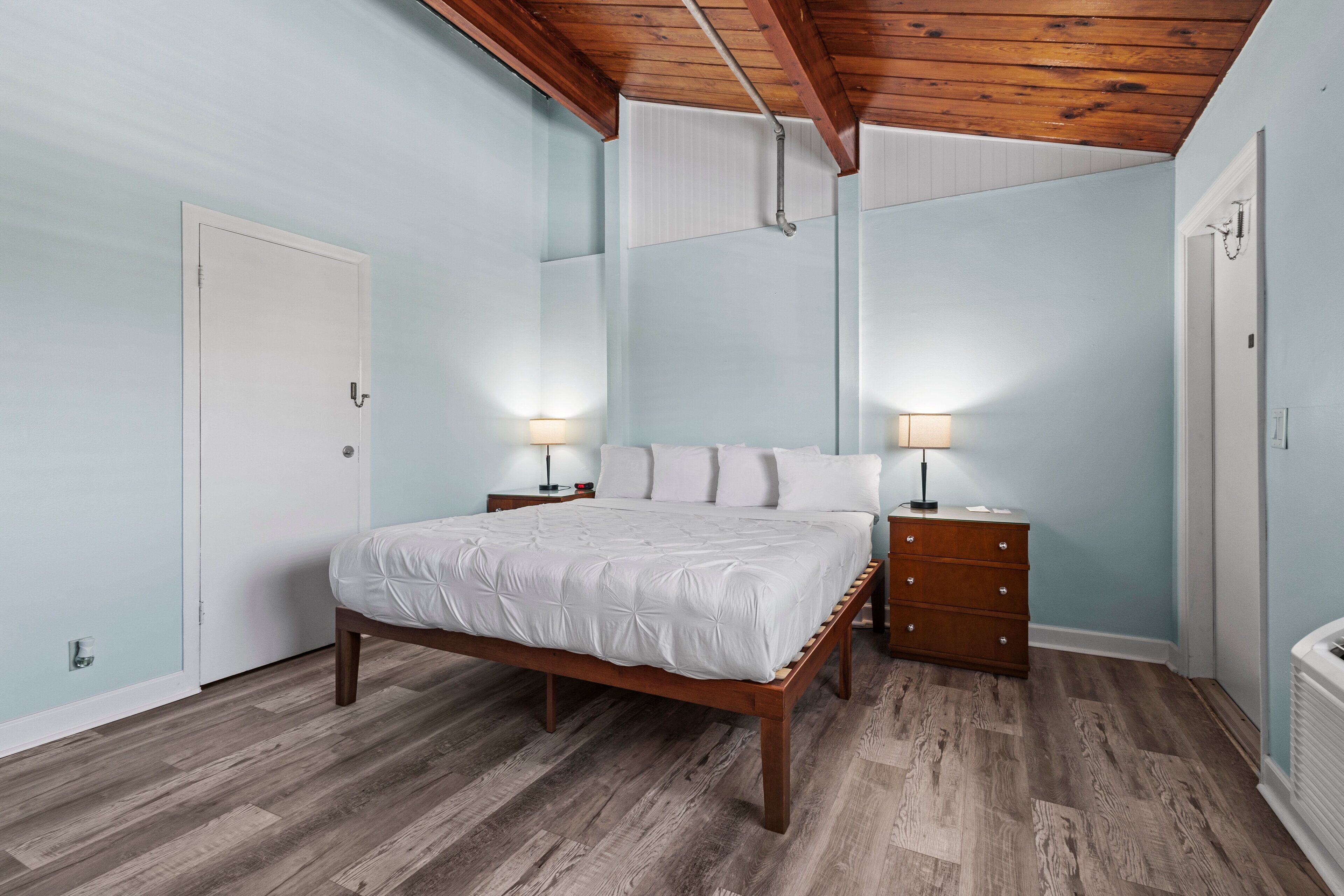 Tabla de planchar con plancha, wifi gratis y ropa de cama 