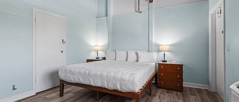 Tabla de planchar con plancha, wifi gratis y ropa de cama