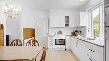 Fridge, stovetop, dishwasher, coffee/tea maker