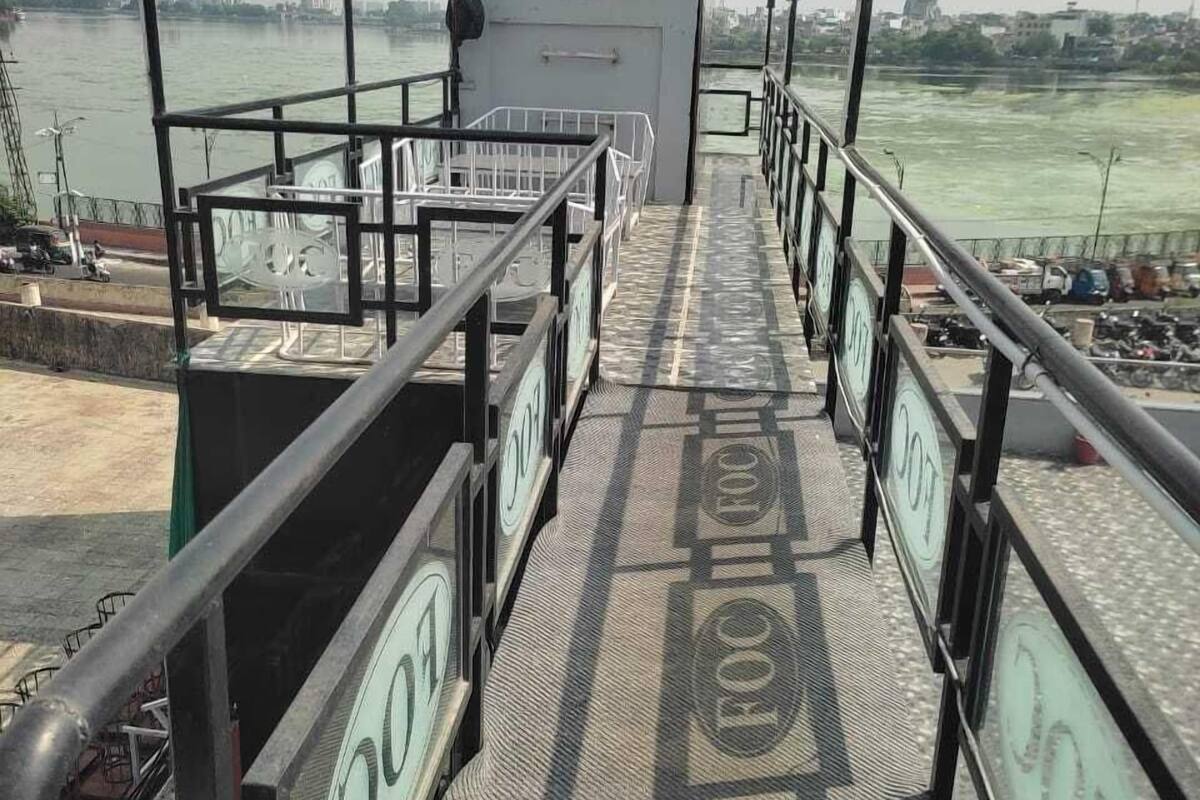 Un pont doté de garde-corps métalliques et d’une passerelle à motifs menant à une tour de contrôle.