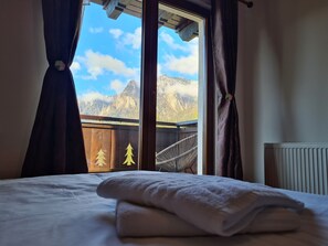 Basic dubbelrum - privat badrum - utsikt mot bergen | Gratis wi-fi
