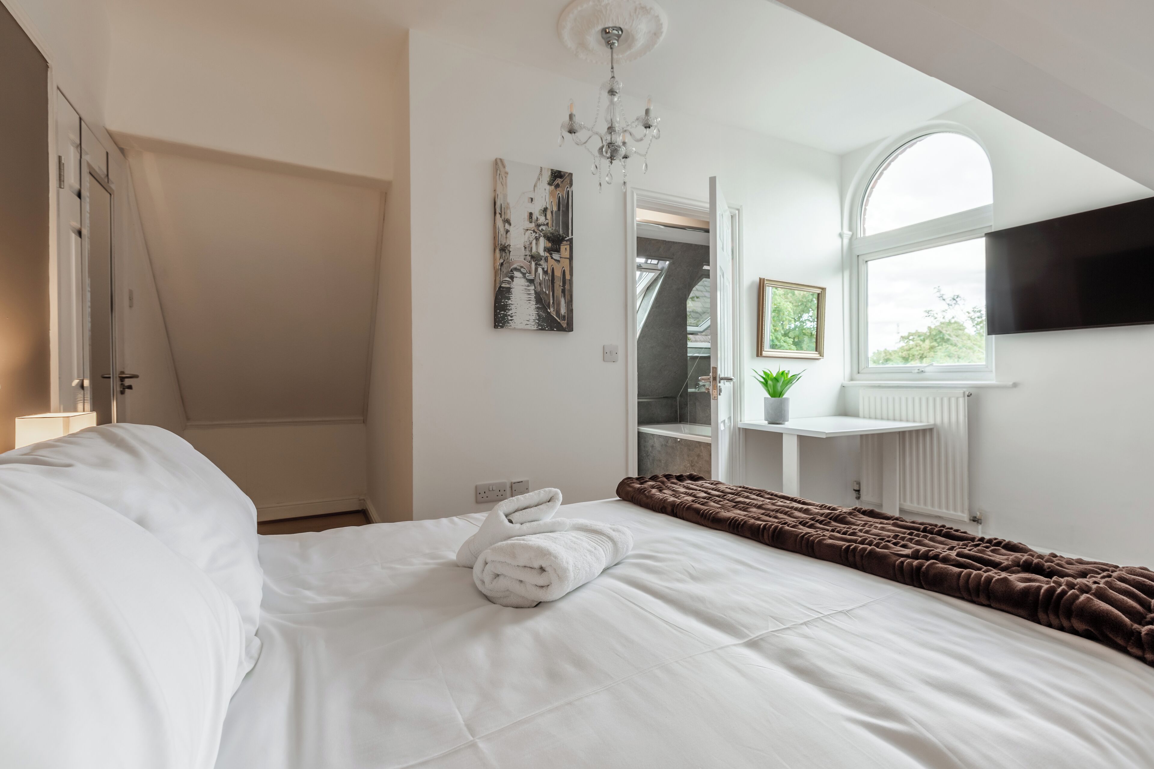 6 bedrooms, desk, iron/ironing board, WiFi