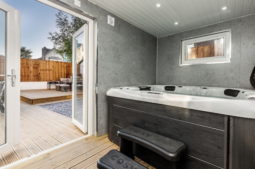 Victorian Villa: 6 En-Suites, Hot Tub, Cinema Room,  Private Parking & Park View